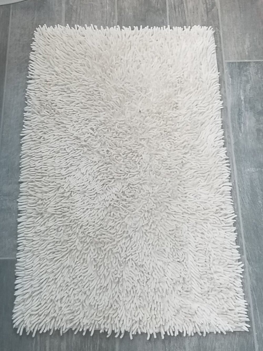 White Shiny Noodle Bath Rug 20 x 32